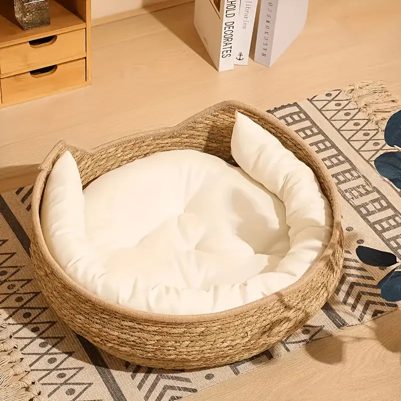 Handgeflochtenes Korb-Katzenbett mit Plüschkissen