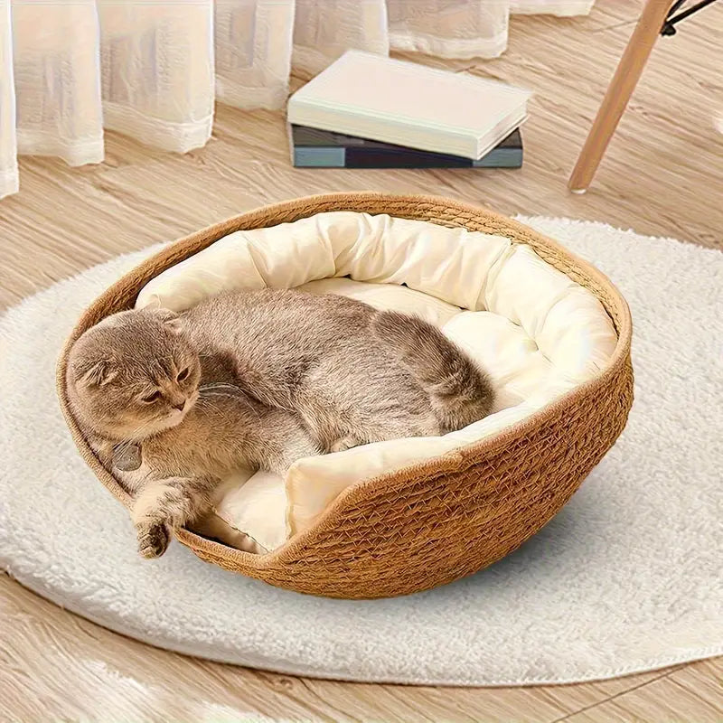 Handgeflochtenes Korb-Katzenbett mit Plüschkissen